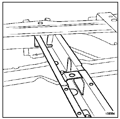 Traverse arrière sous siège avant